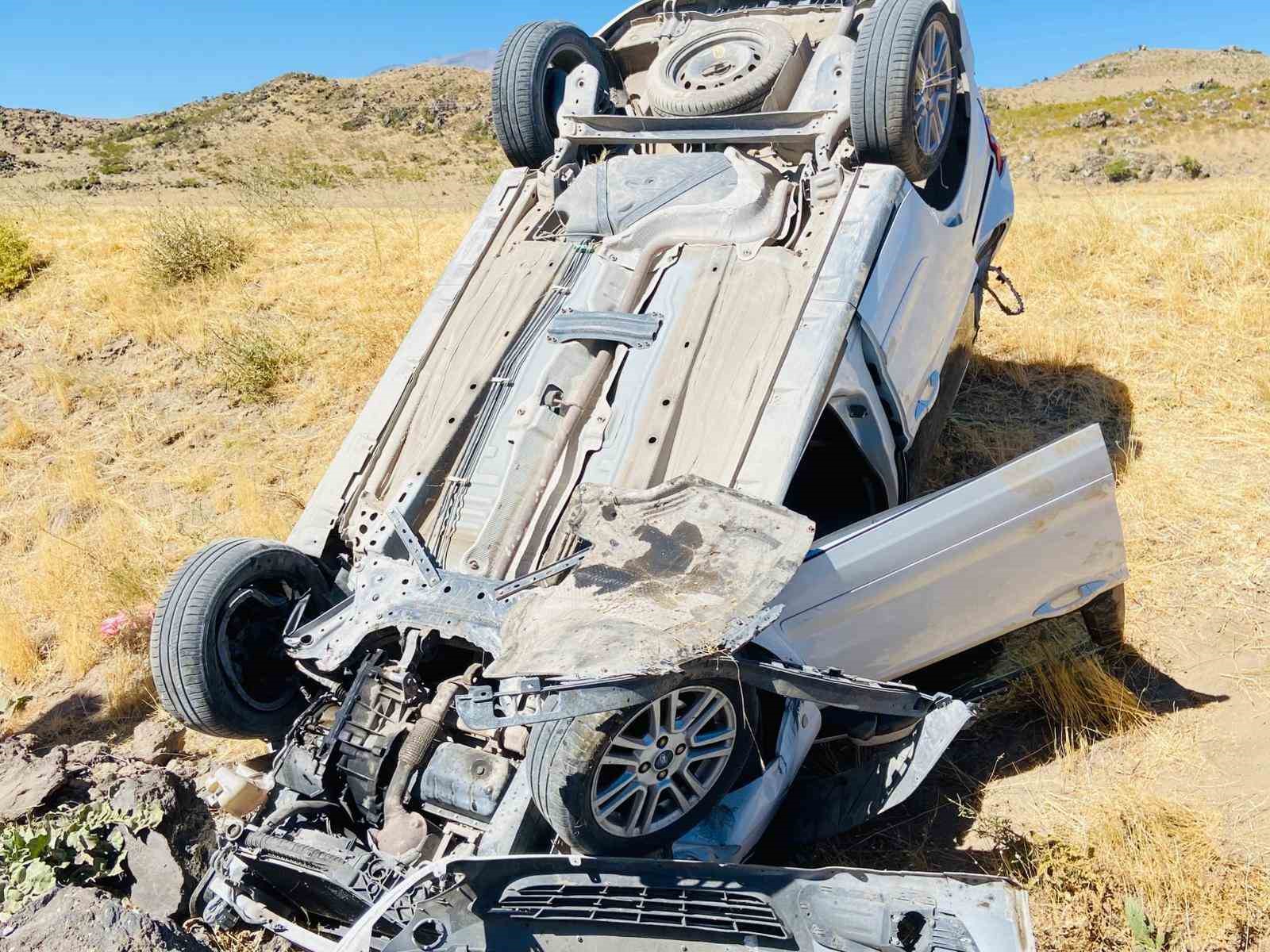 Adilcevaz’da hafif ticari araç takla attı: 1 yaralı