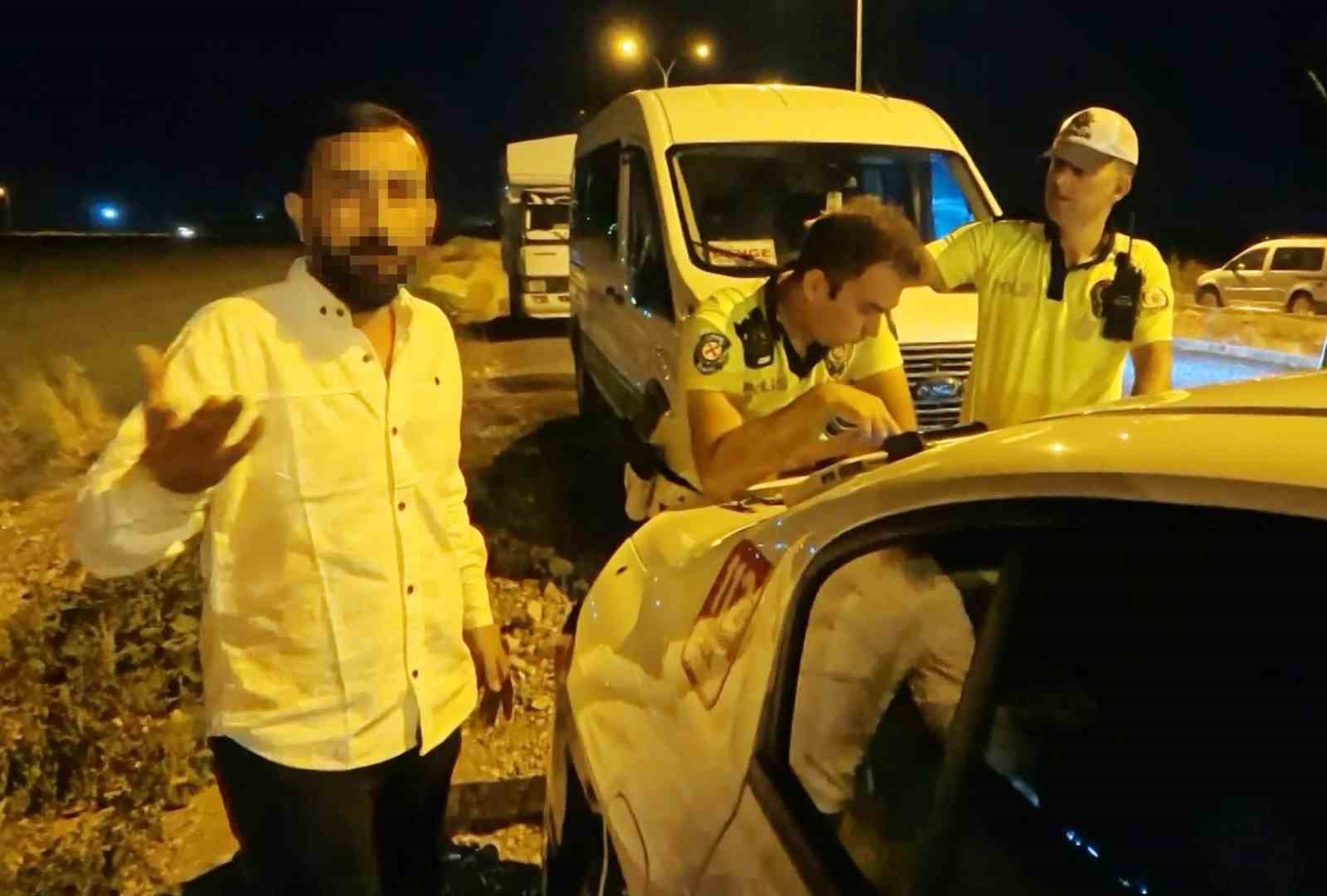 0.03 promil fazla çıkınca ehliyeti alındı, polise itiraz edip gazeteciye tepki gösterdi