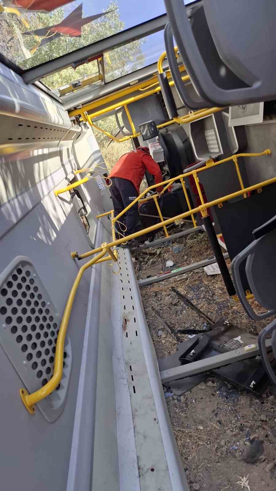 Burhaniye’de belediye otobüsü şarampole devridi: 9 yaralı