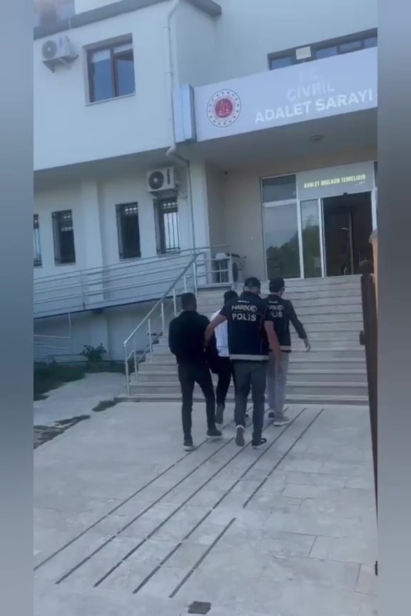 Denizli’de evlerinde uyuşturucu madde çıkan 3 zehir tacirinden 2’si tutuklandı