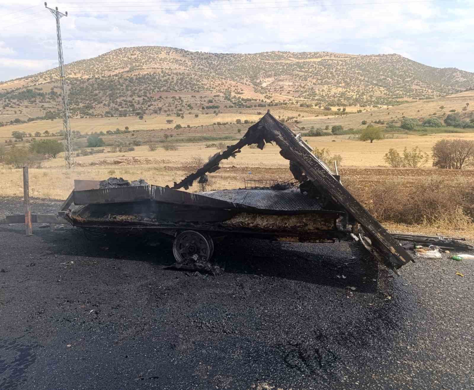 Gercüş’te çekme karavan alev aldı