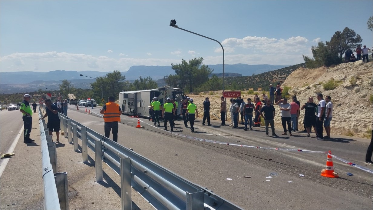Otobüs ile kamyon çarpıştı:  Ölü ve yaralılar var
