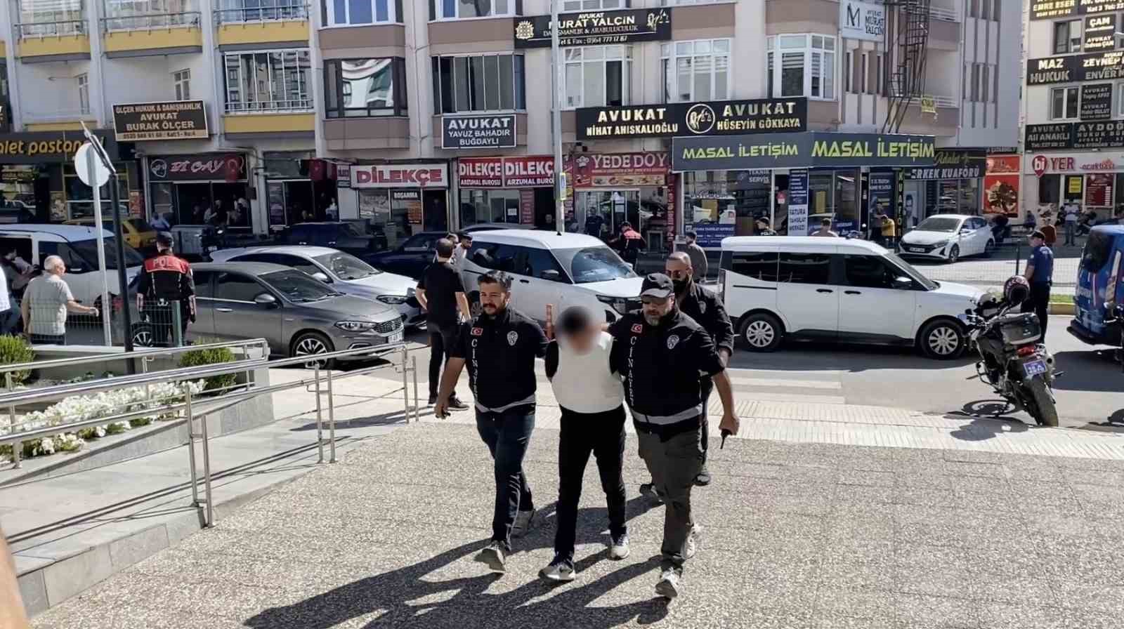 Çorum’da petshop dükkanında işlenen cinayetin 3 şüphelisi adliyeye sevk edildi