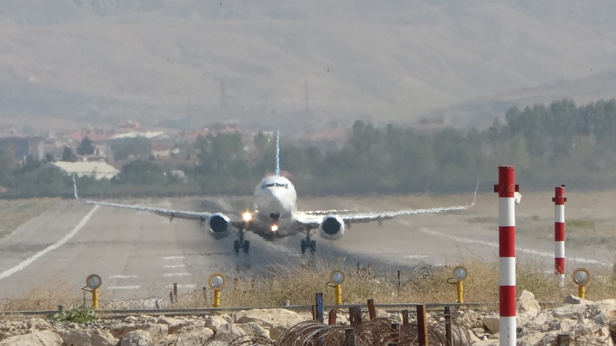 Van Ferit Melen Havalimanı 3 aylık bakıma alındı: Uçaklar son kez piste indi