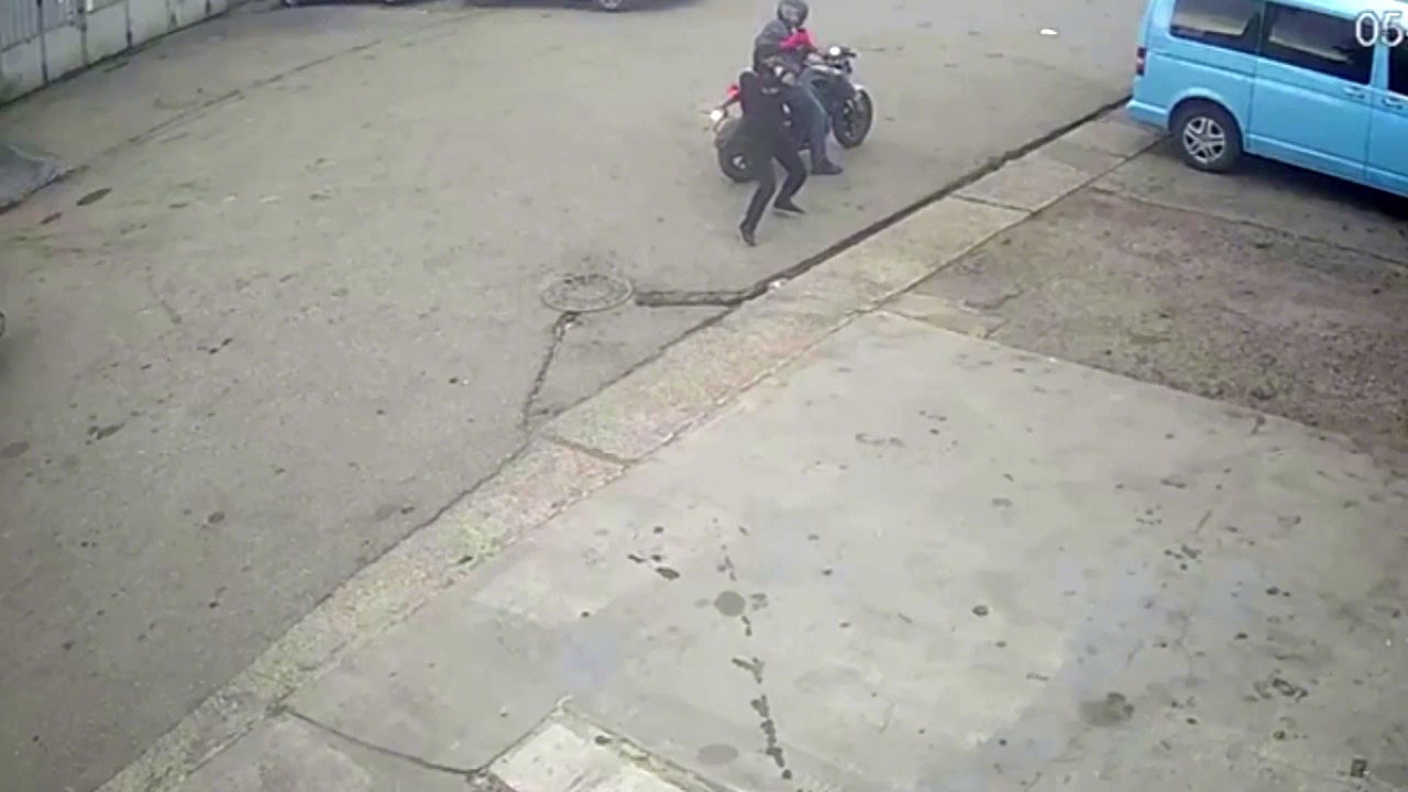 Zeytinburnu’nda eğlence mekanı sahibi Sezai Gülmez’e silahlı saldırı anı kamerada: 6 gözaltı
