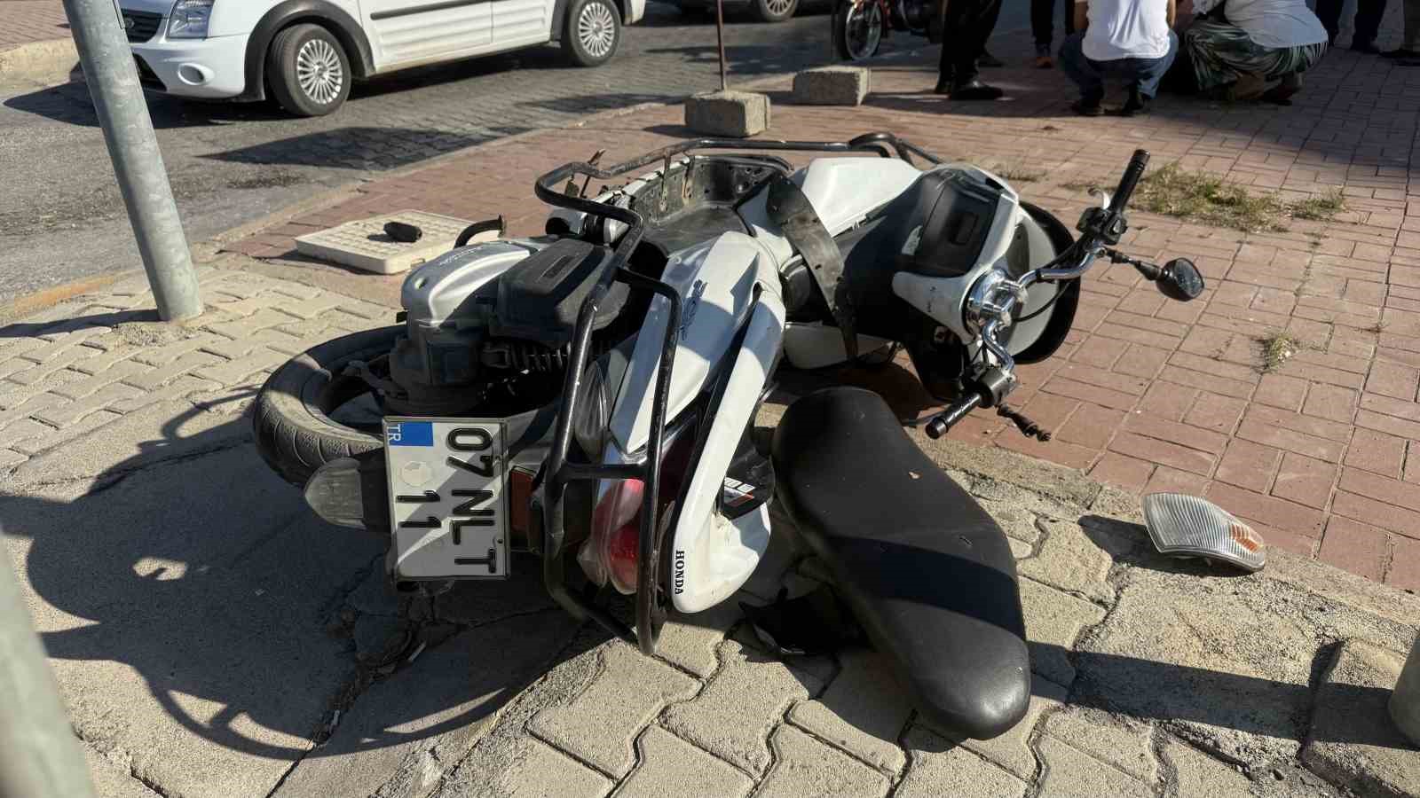 Gazipaşa’da minibüs ile motosiklet çarpıştı: 1 yaralı