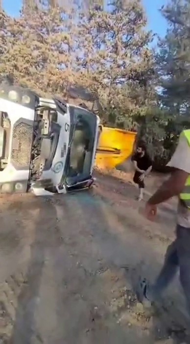 Yük boşalttığı sırada devrilen kamyonun altında kalan sürücü arkadaşlarının çabalarına rağmen öldü