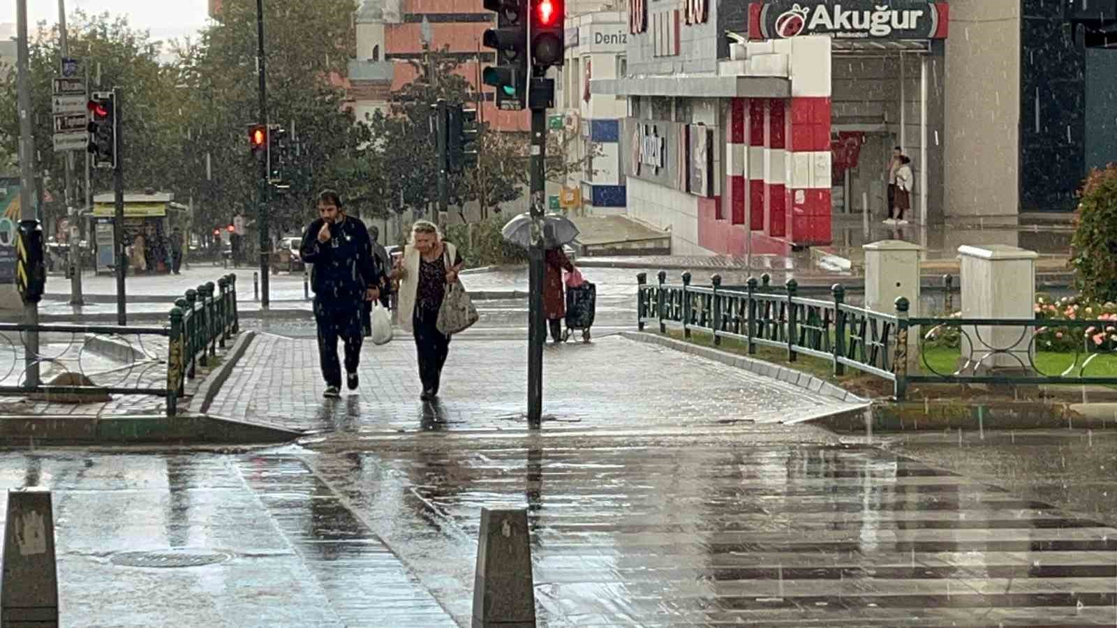 Bursalılar yağmura hazırlıksız yakalandı