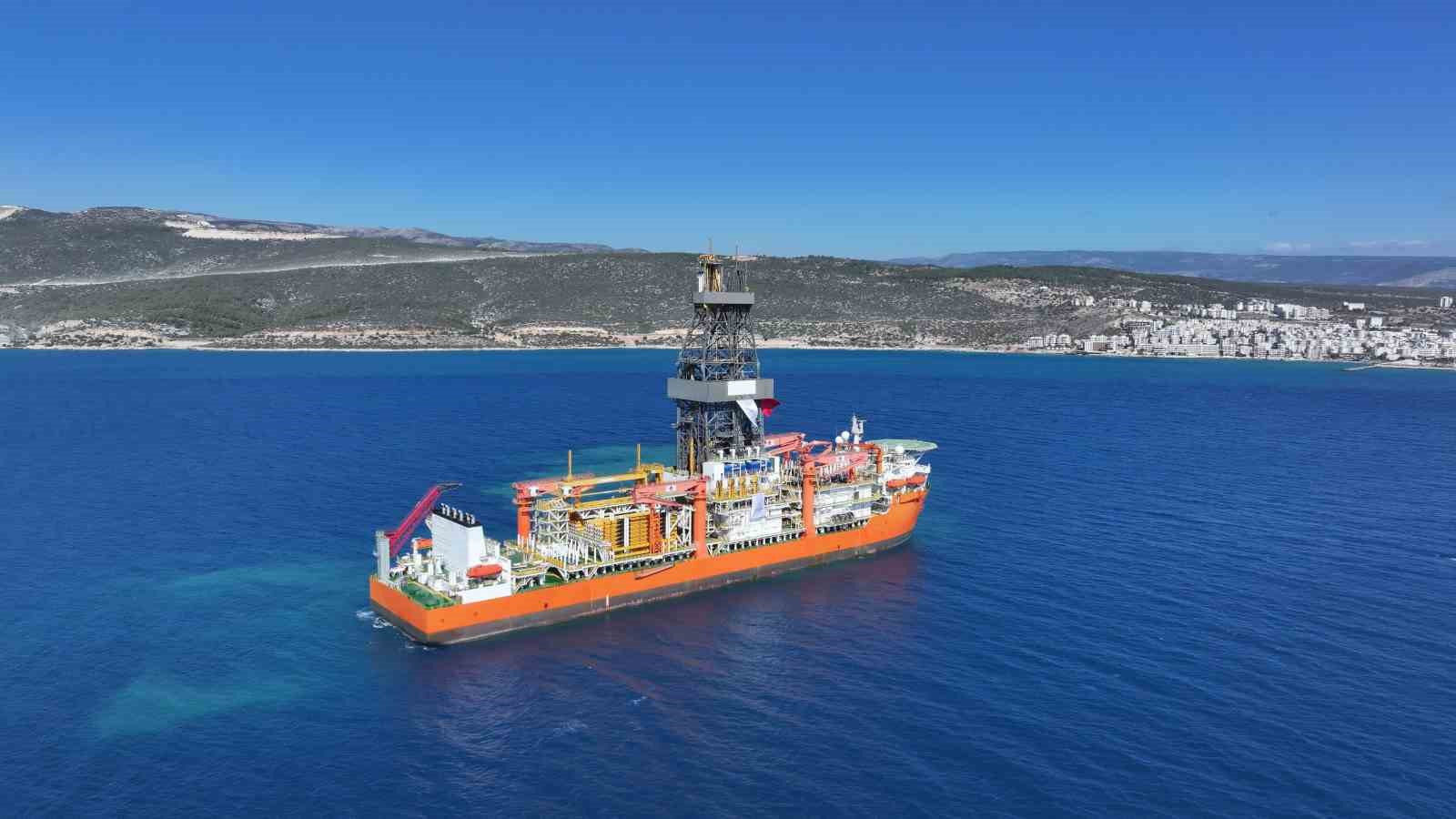 Enerji ve Tabii Kaynaklar Bakanı Alparslan Bayraktar, Türk filosuna katılan iki yeni sondaj gemisinden ilkinin Mersin Taşucu’na ulaştığını bildirdi.
