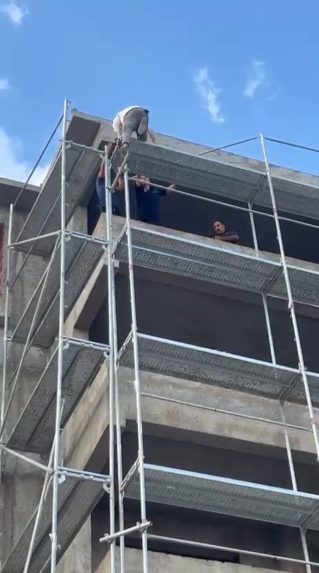 Binadan atlamak isteyen şahsı, itfaiye ekipleri ikna etti