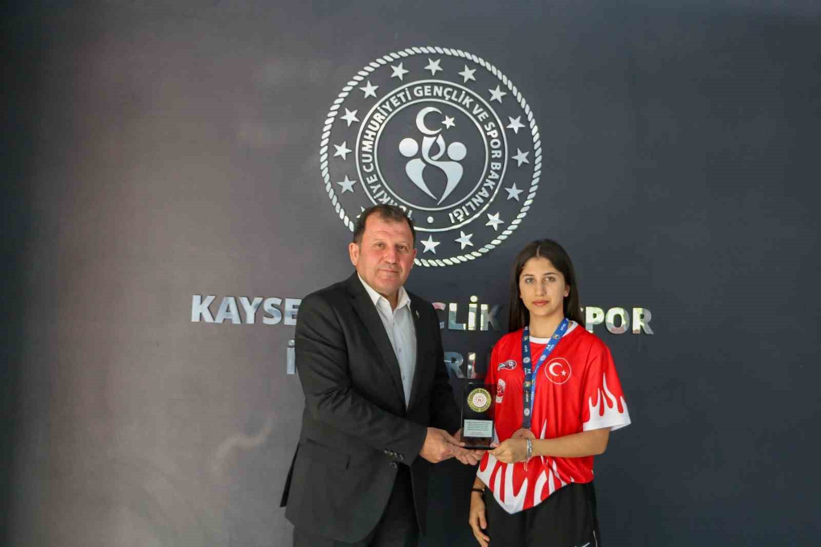 Şampiyonlardan Kabakcı’ya ziyaret