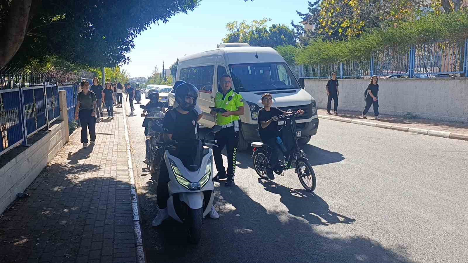 Denetime takılan motosikletli polisin arkasını dönmesini fırsat bilip ’U’ dönüşü yaparak kaçtı