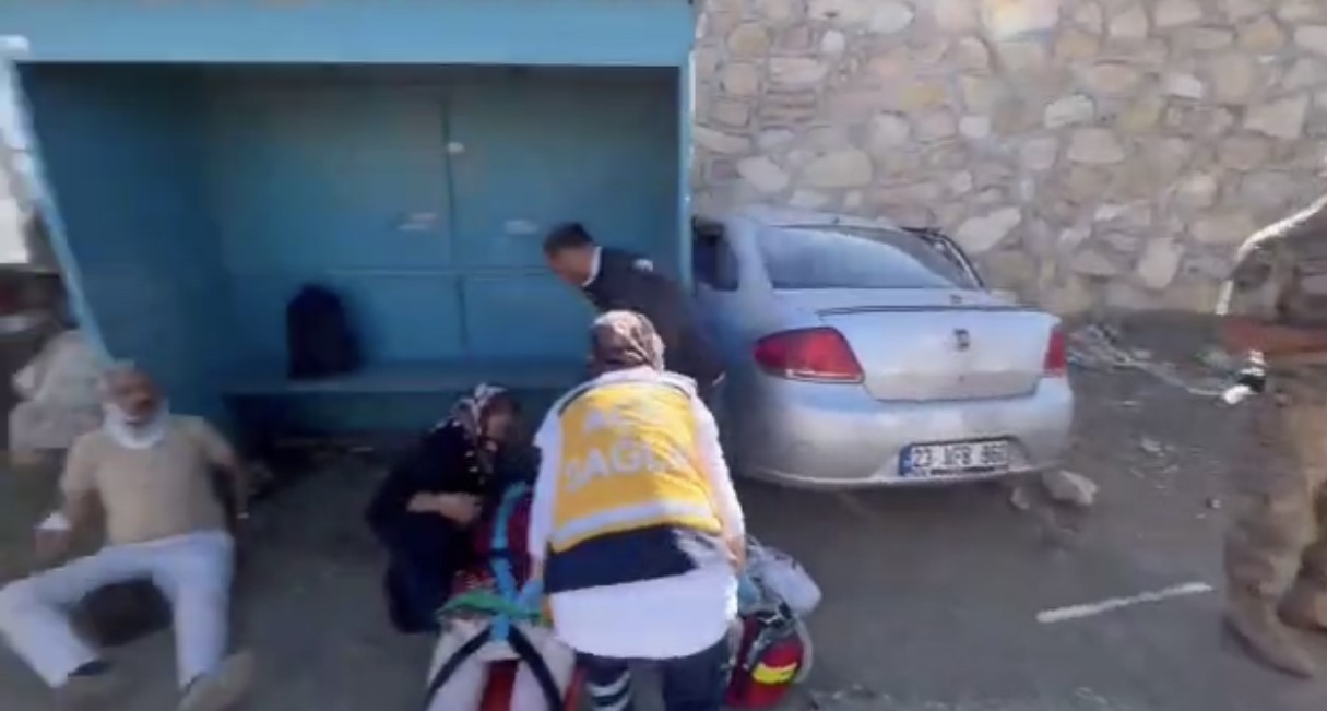 Elazığ’da otomobil durağa daldı: 1’i ağır 6 yaralı