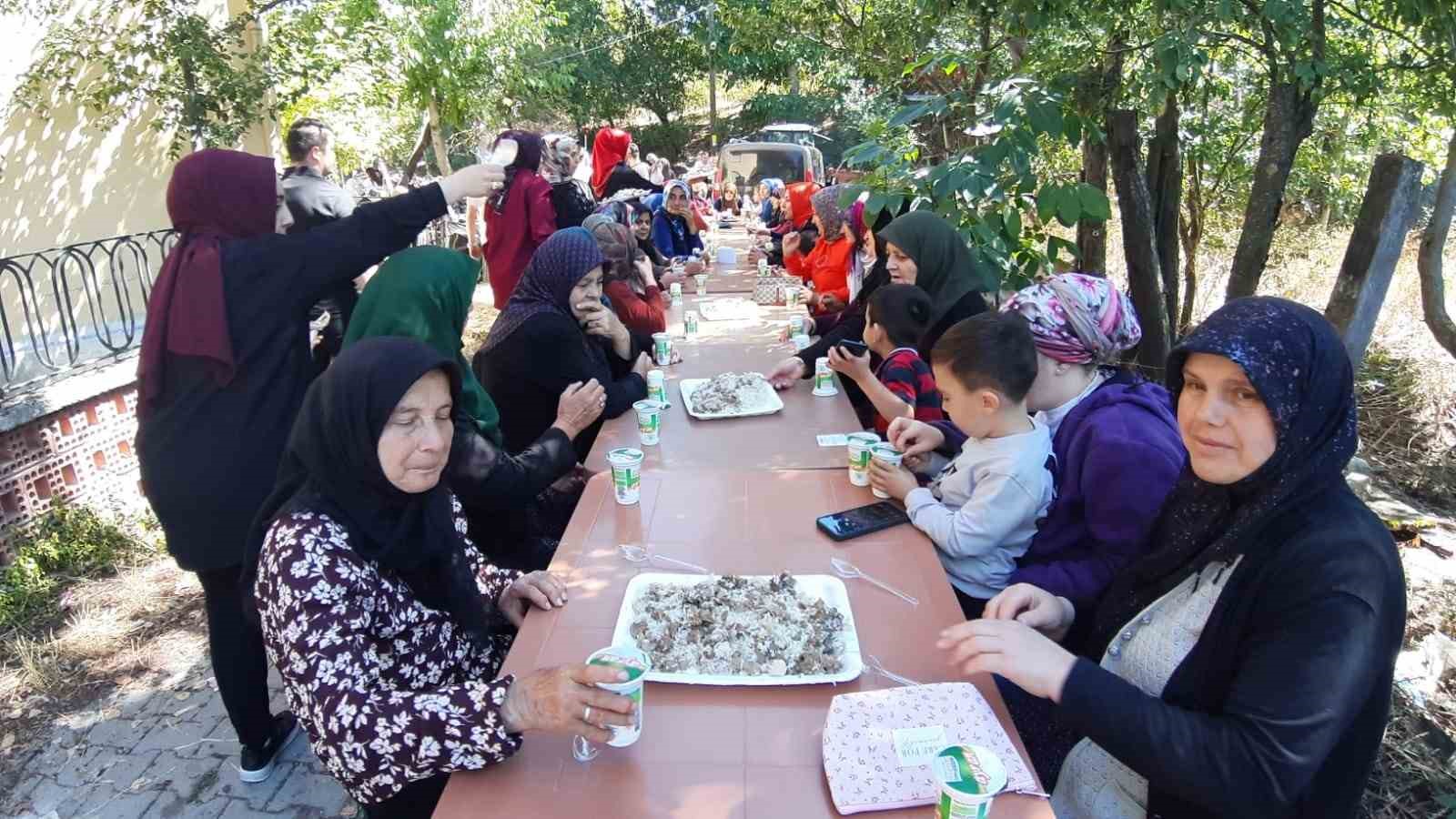 Geleneksel Hacet Bayramı’nda dağıtılan yemek için 150 kilo pirinç ve 200 kilo et kullanıldı