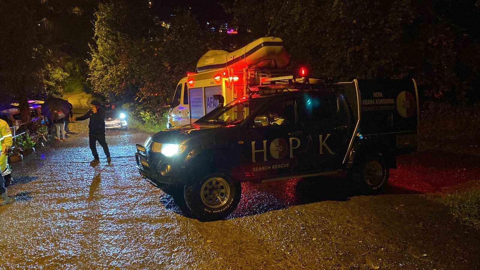 Hopa’da istinat duvarı çöktü, 3 katlı ev tahliye edildi