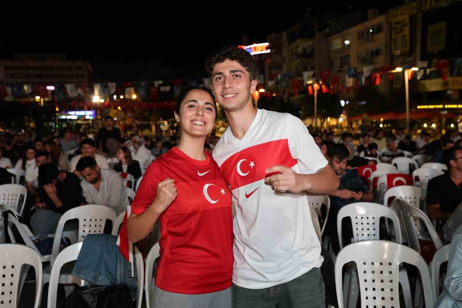 Ay yıldızlı coşku meydana sığmadı