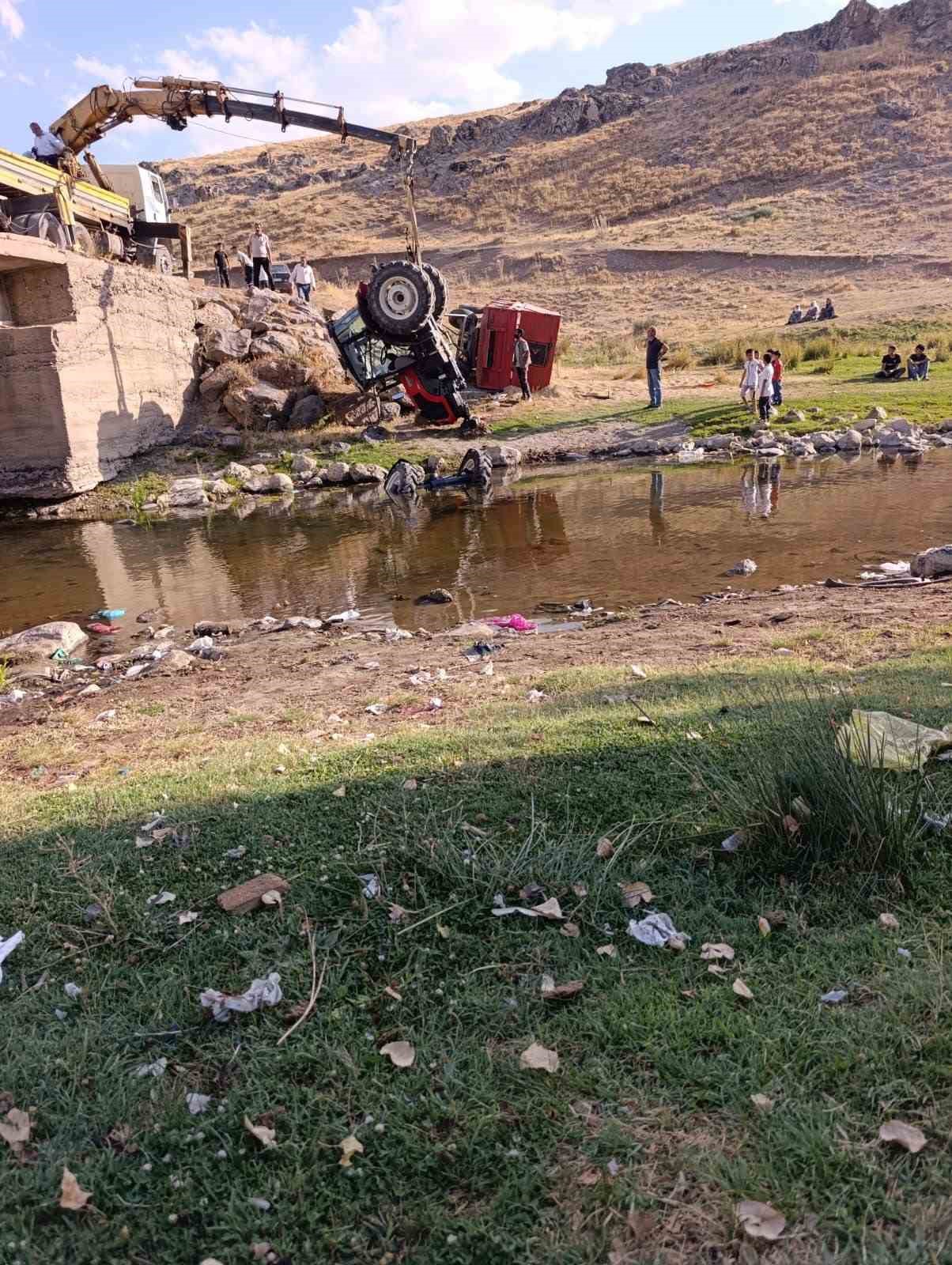 Patnos’ta traktör dereye yuvarlandı