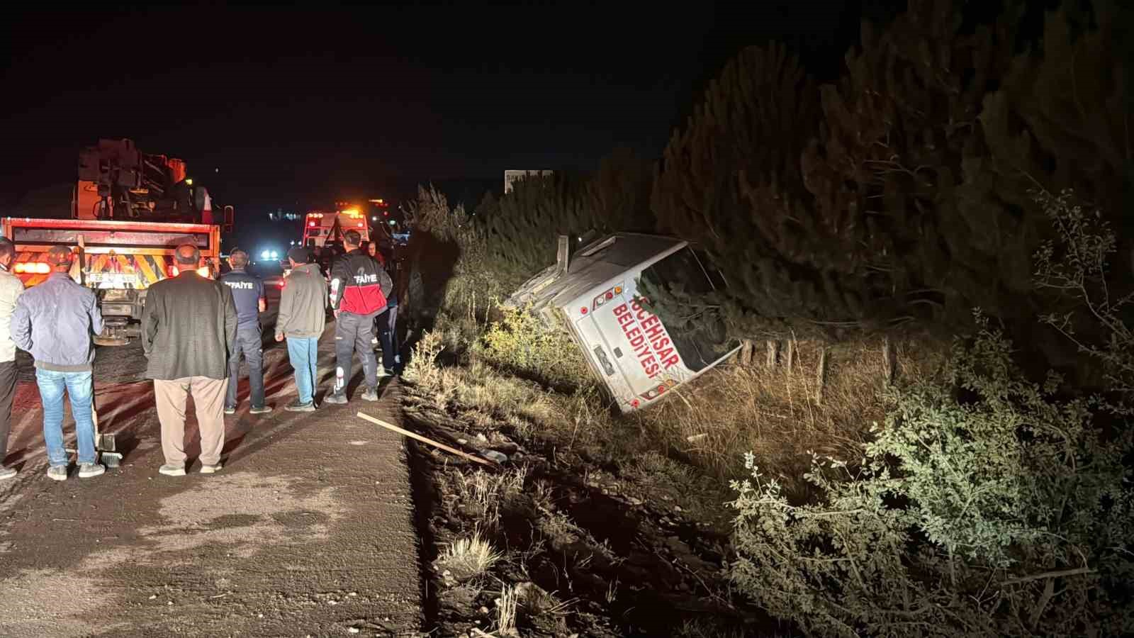 Afyonkarahisar’da midibüs devrildi: 12 yaralı