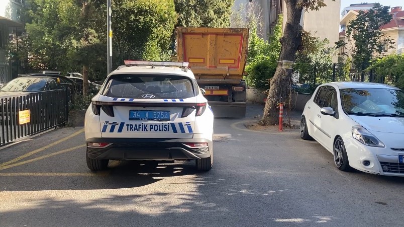 Kadıköy’de hafriyat kamyonu ara sokakta sıkıştı