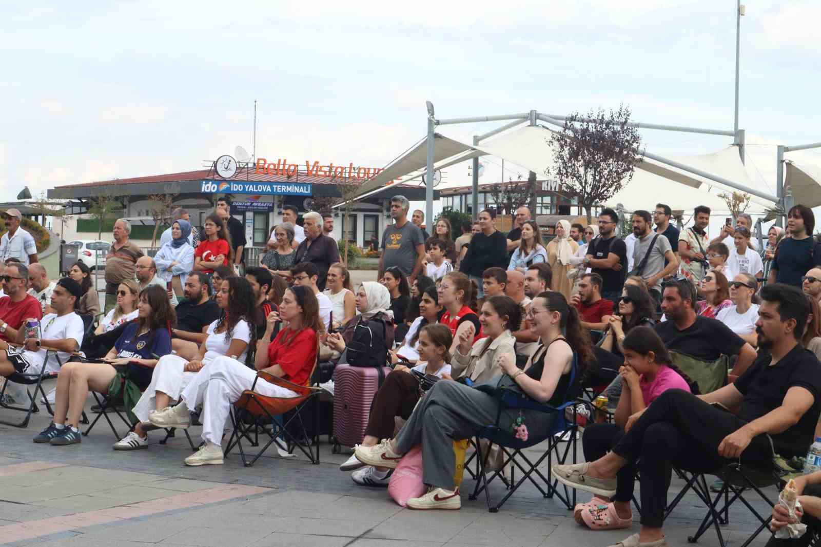 Yalova’da milli takımların maçları dev ekranlarda izlendi