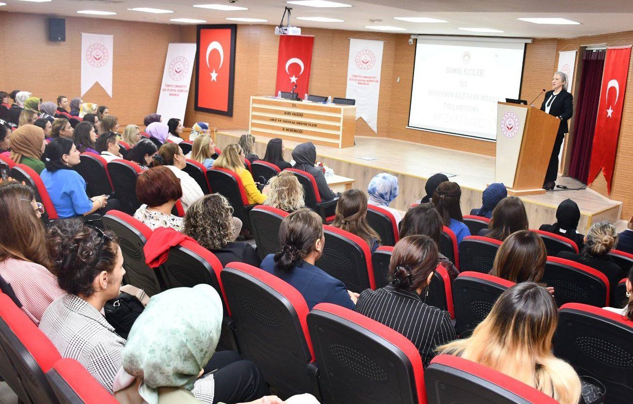 Kars’ta gönül elçileri ile koruyucu aile farkındalık toplantısı düzenlendi