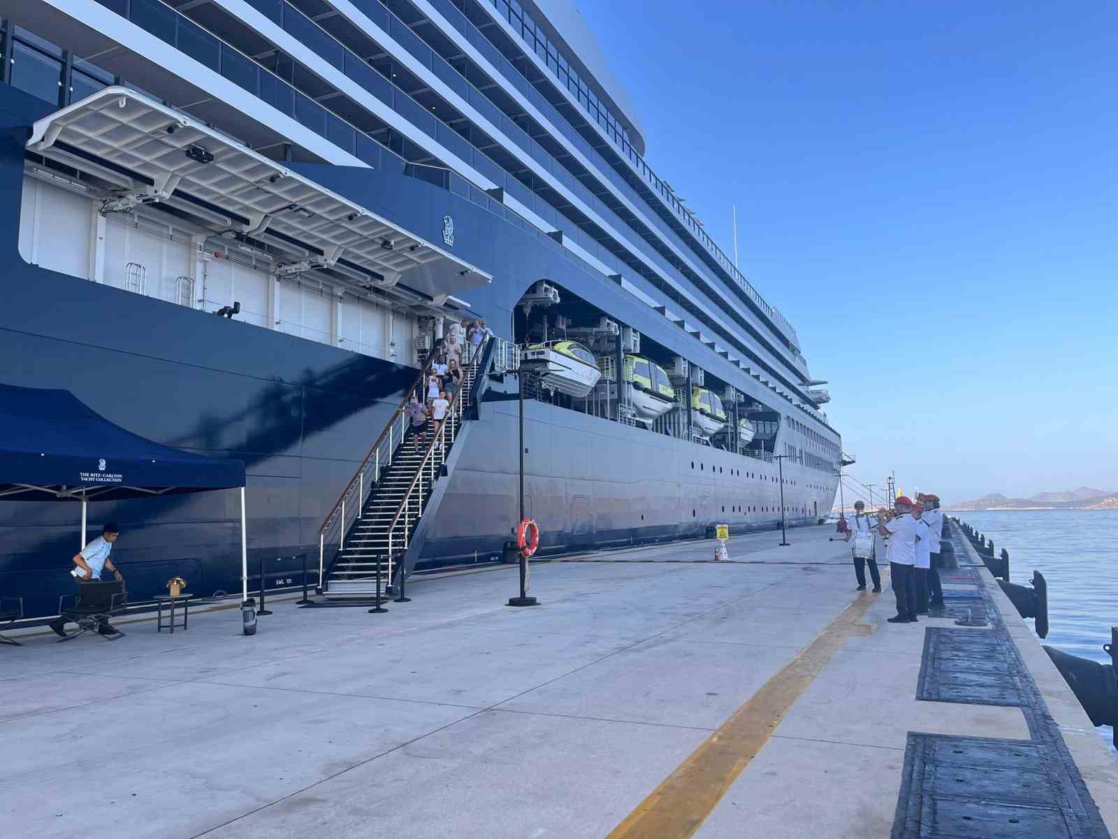 Bodrum’a 2 gemi birden geldi