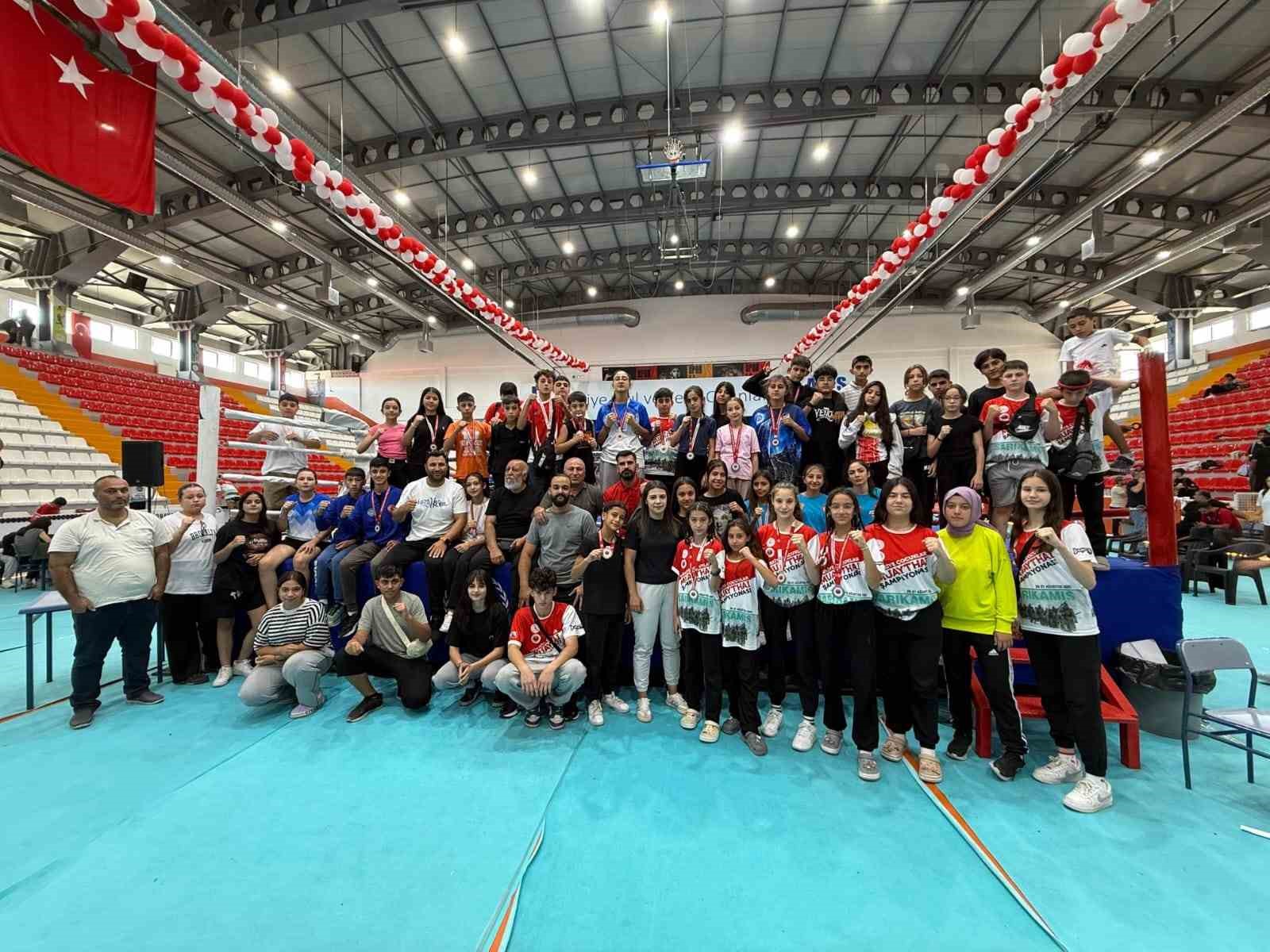 Kayseri Muaythai Takımı Kars’ta madalyaları topladı