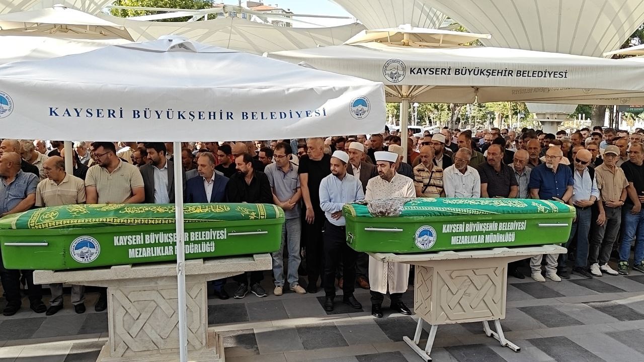 Kayseri’de feci kazada hayatını kaybeden anne-oğul toprağa verildi