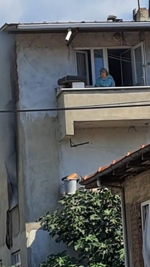 Yangında balkonda mahsur kalan yaşlı kadın kurtarıldı