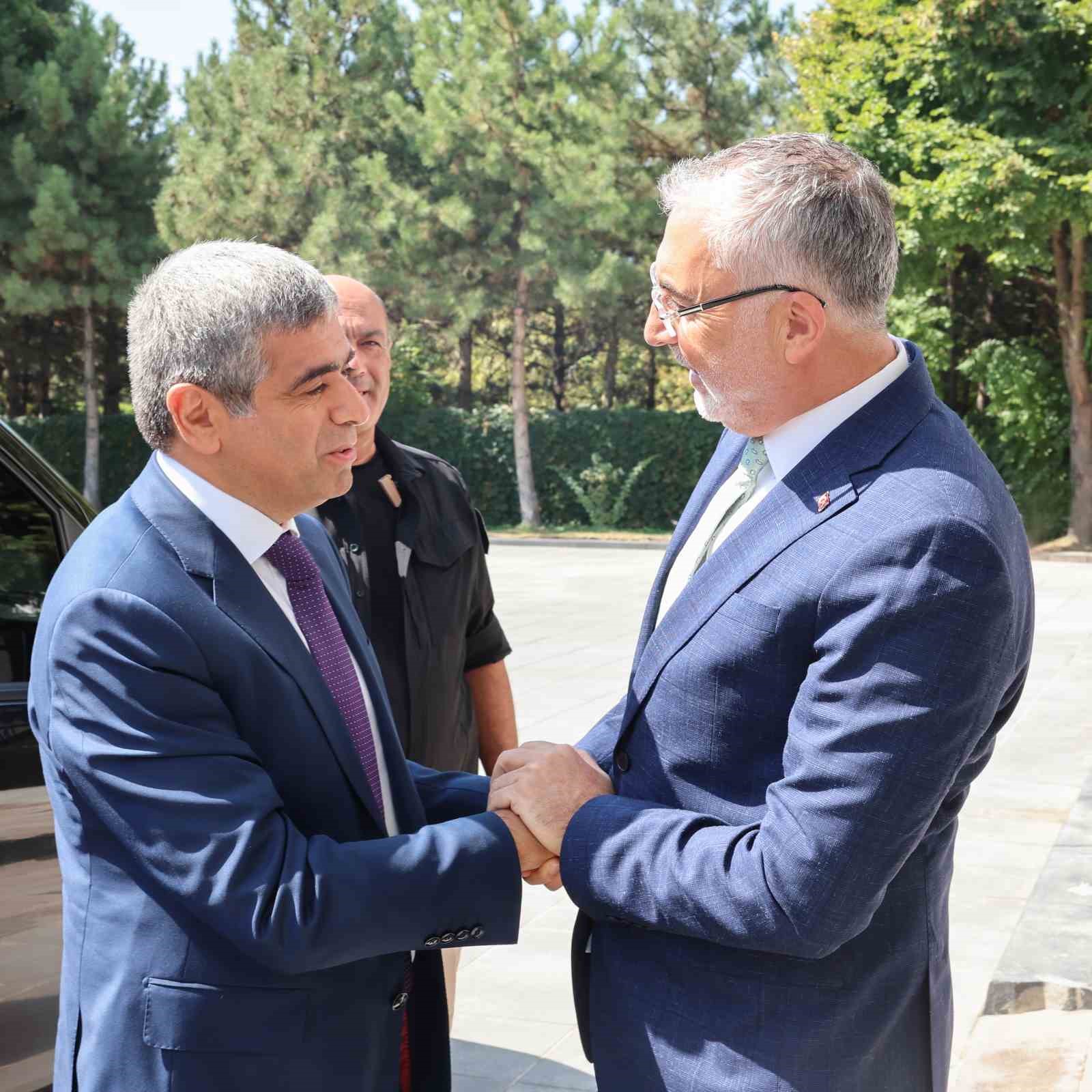 Bakan Işıkhan, Azerbaycan Çalışma ve Halkın Sosyal Koruması Bakanı Aliyev ile bir araya geldi