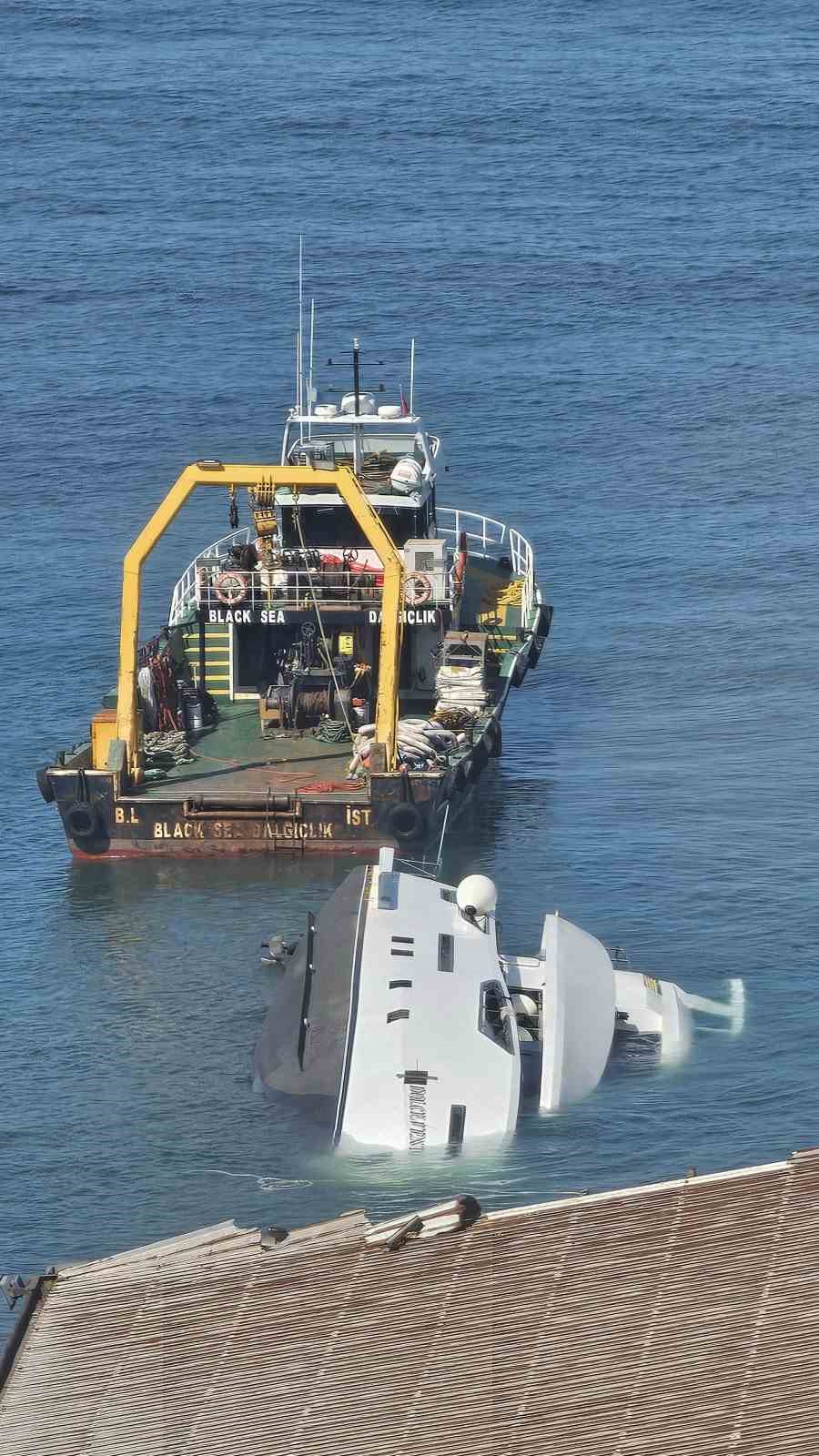 Zonguldak’ta denize indirildikten sonra batan lüks yatı çıkarma çalışmaları sürüyor