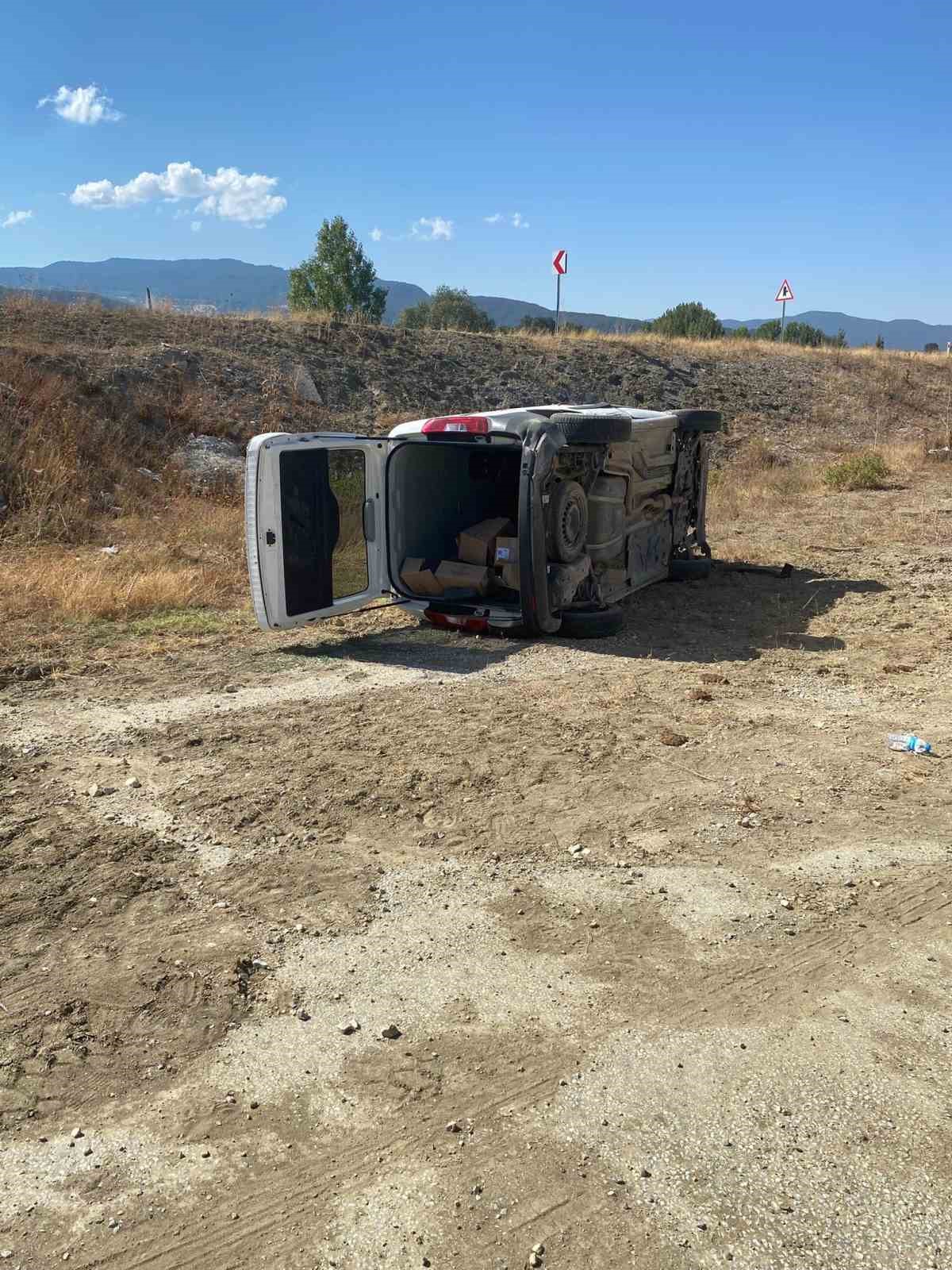 Bolu-Mudurnu yolunda virajı alamayan araç yan yattı: 2 yaralı