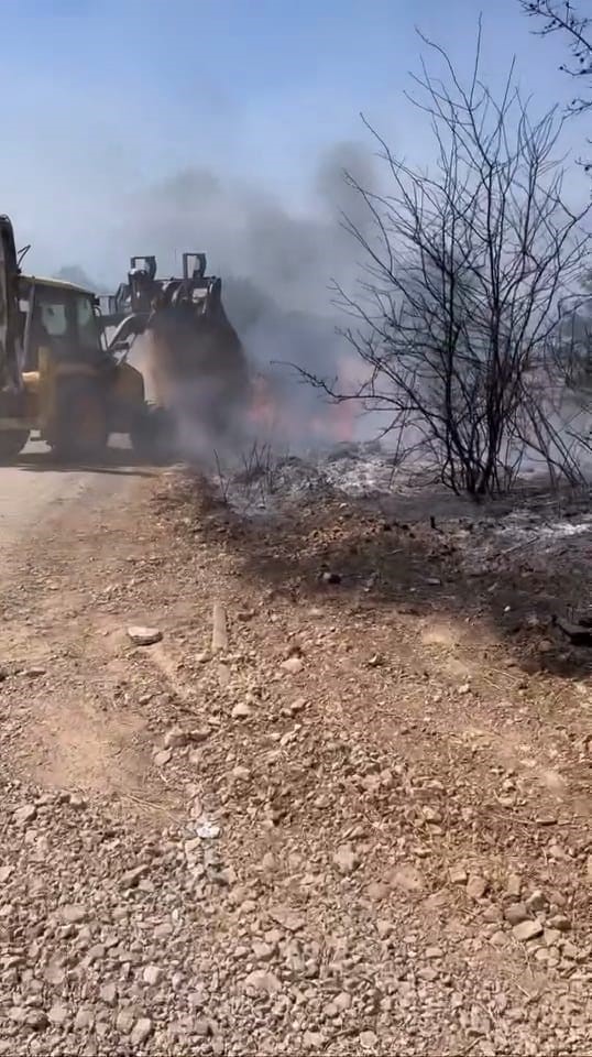 Çalılık alanda çıkan yangın korkuttu