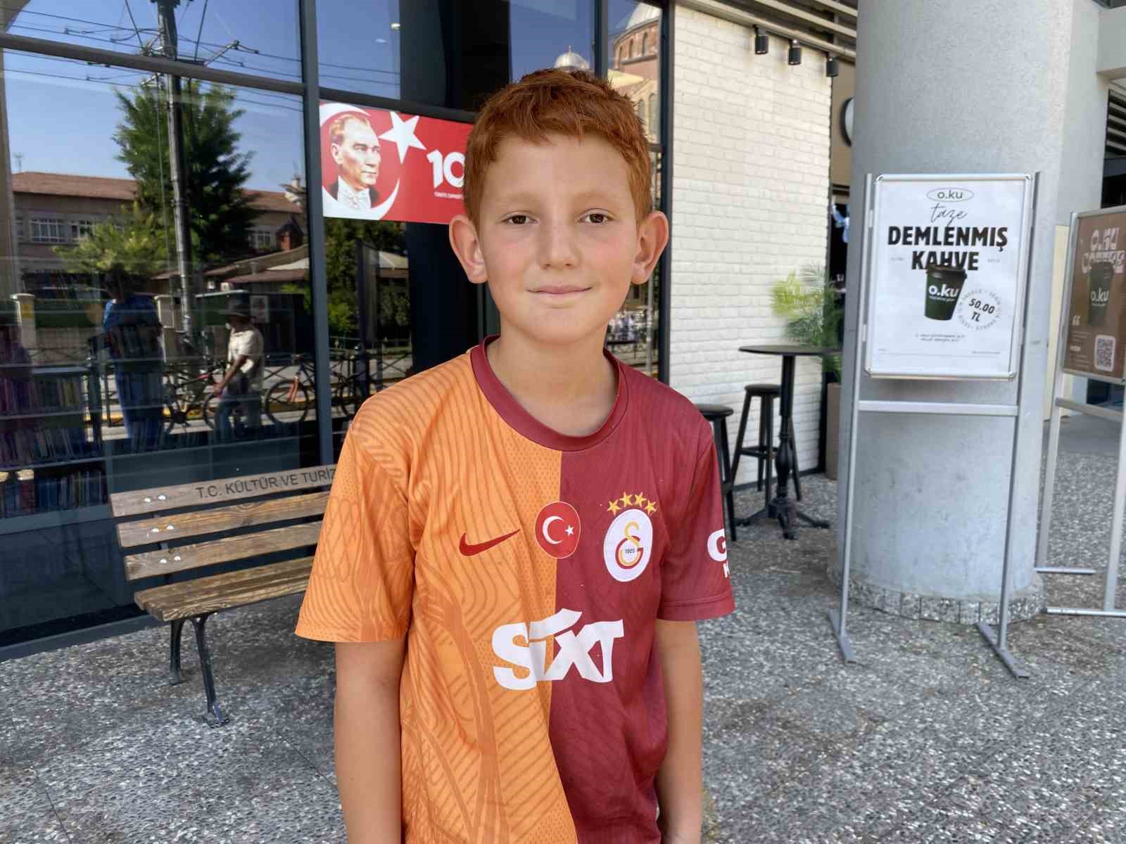 Ticareti merak eden 11 yaşındaki çocuk haftanın bir günü limonata satıyor