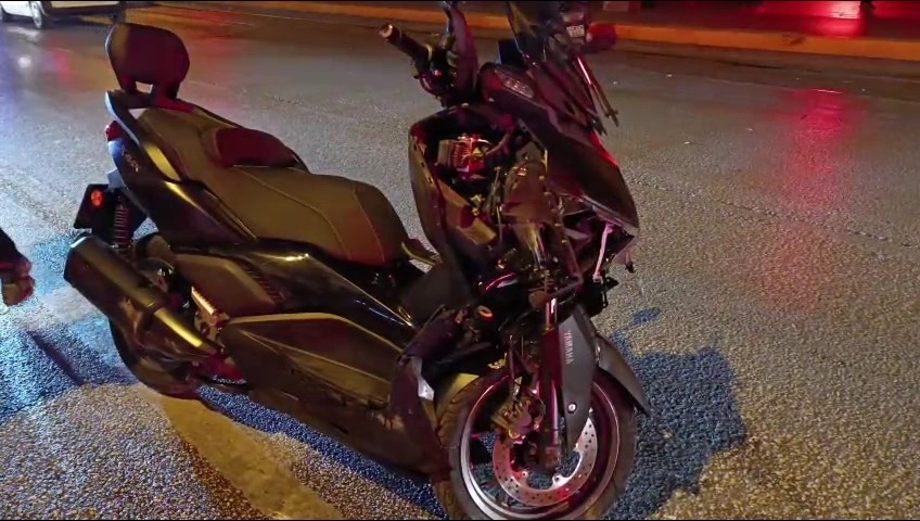 Bursa’da drift yapan araç ile motosiklet çarpıştı, kaza kameralara saniye saniye yansıdı