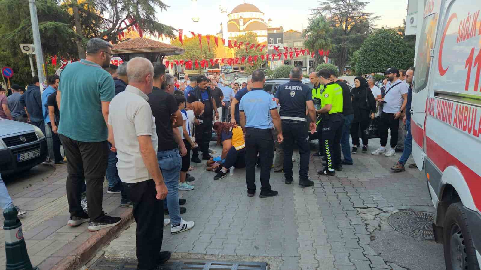 Motosiklet önce küçük çocuğa ardından otomobile çarptı: 2 yaralı