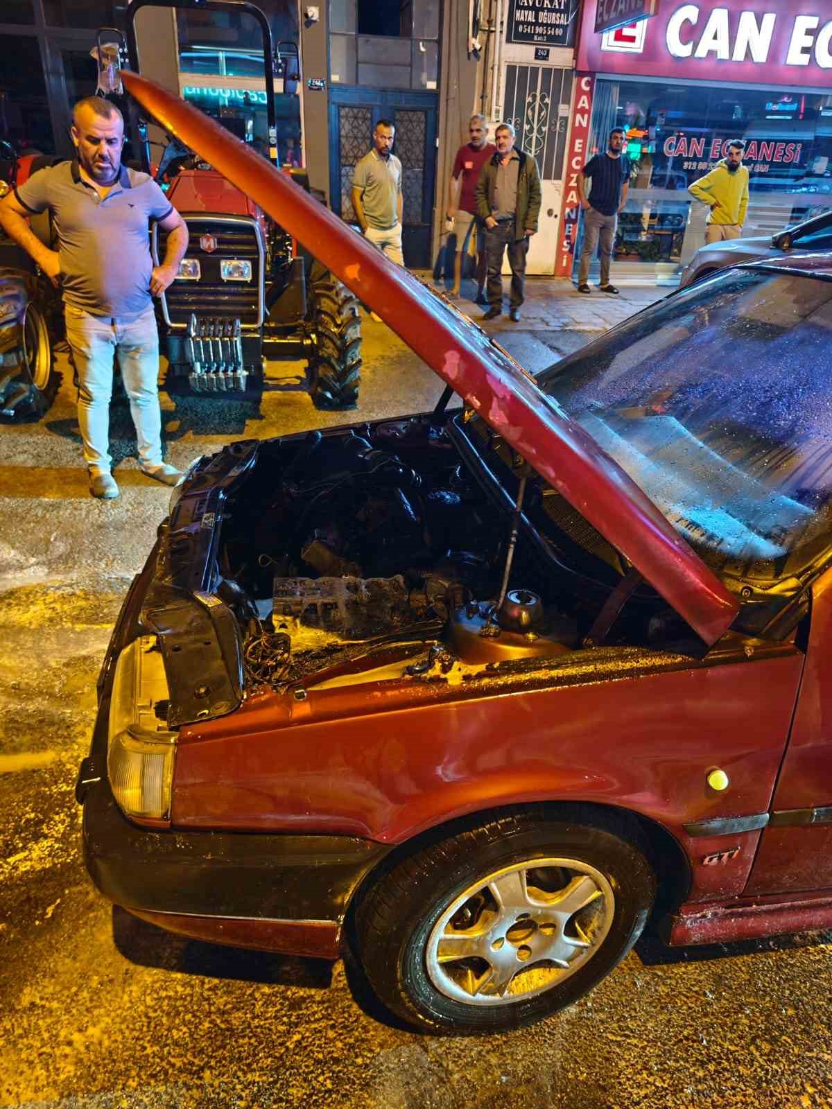 Seyir halindeki Tofaş alev aldı, sürücü kendini dışarı atarak kurtuldu