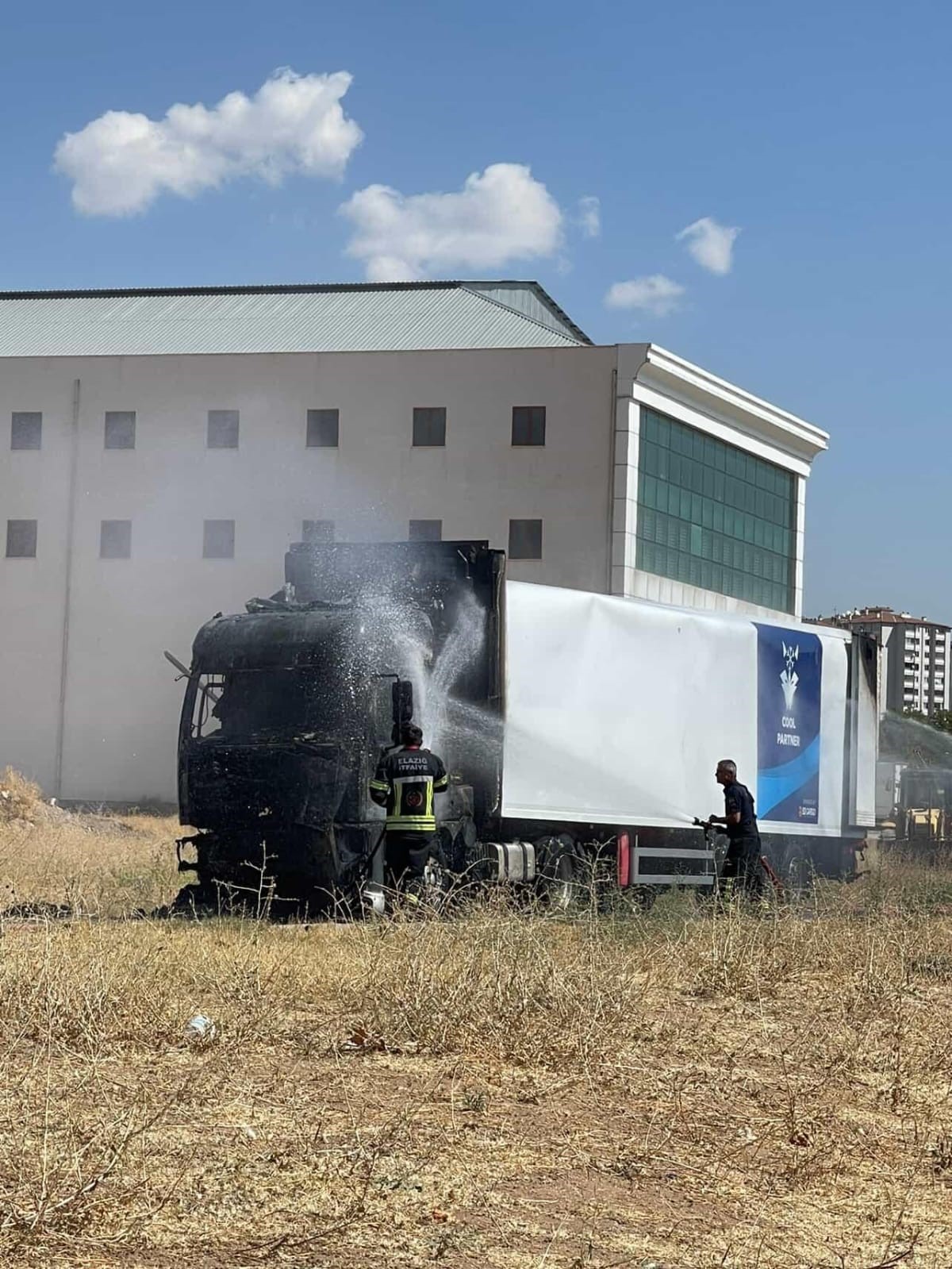 Elazığ’da tır alevlere teslim oldu