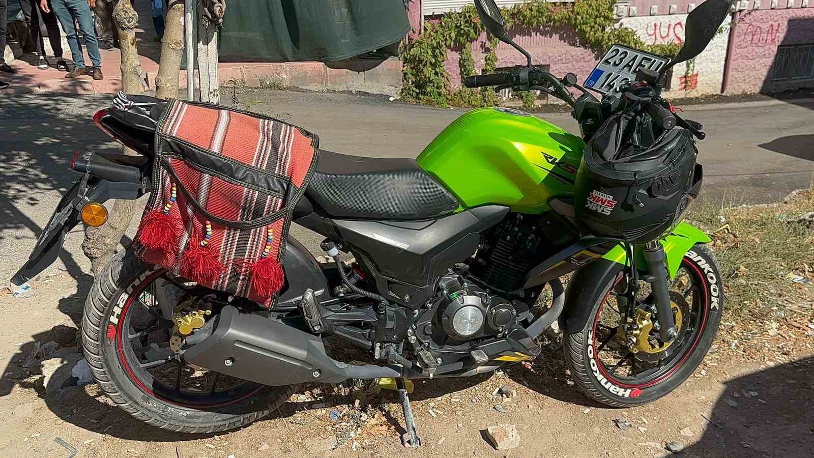 Elazığ’da yayaya çarpan motosiklet devrildi: 2 yaralı