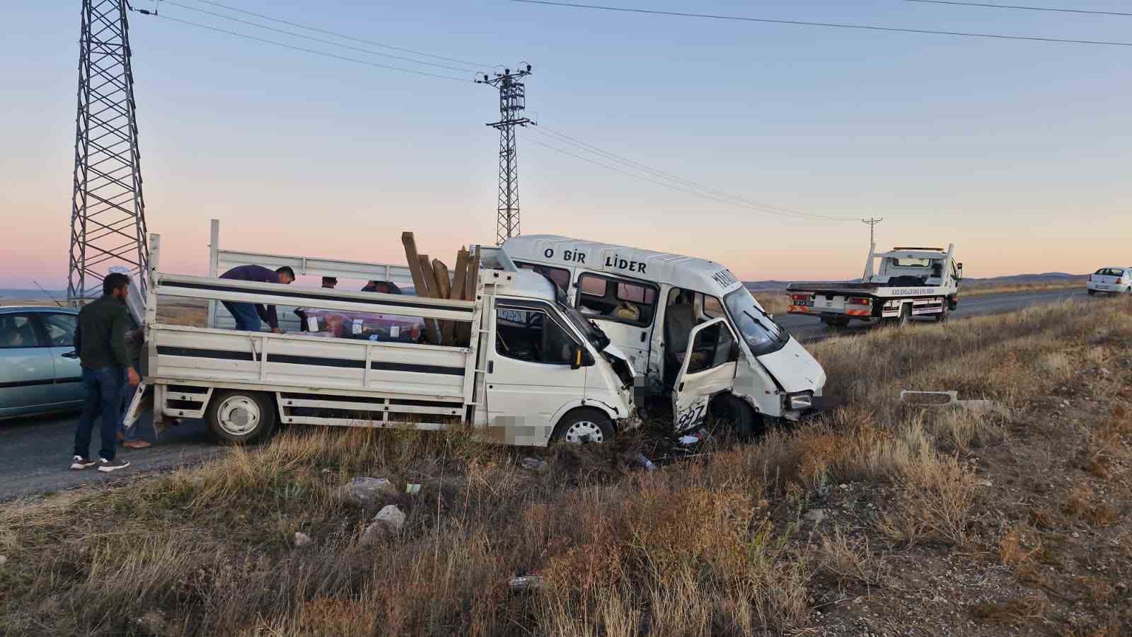 Çorum’da minibüs kamyonetle çarpıştı: 4 yaralı
