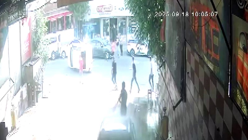 Kaza yapan otomobil yan yattı, yaya son anda kurtuldu