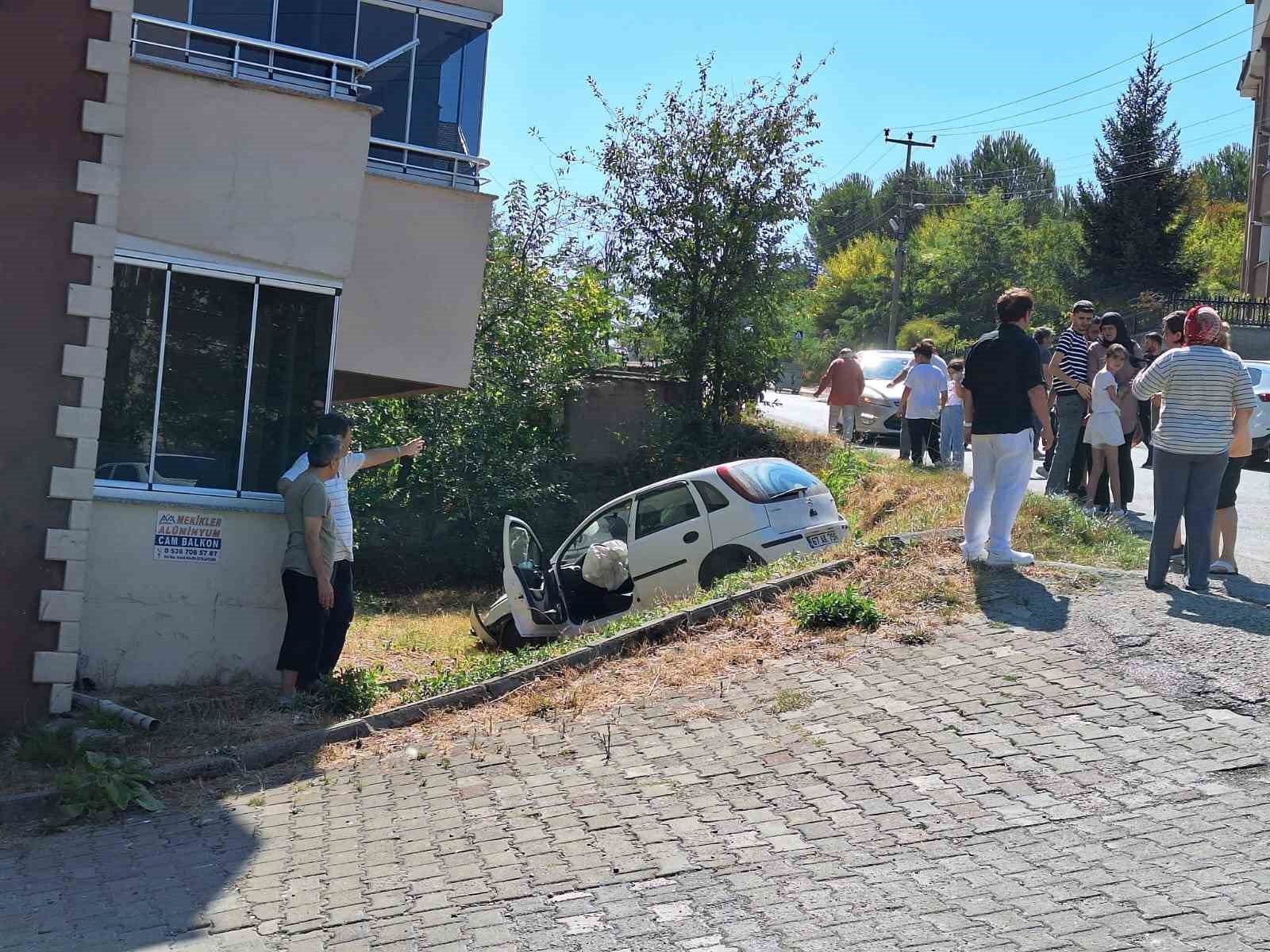 Çaycuma’da iki otomobil çarpışınca araç yoldan çıktı: 1 yaralı