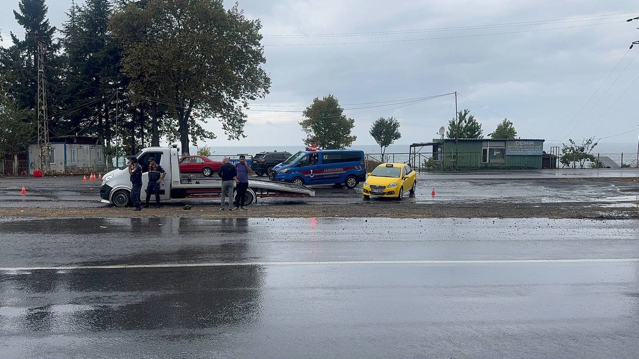 Alaplı’da ticari taksi aydınlatma direğine çarptı: 1 yaralı