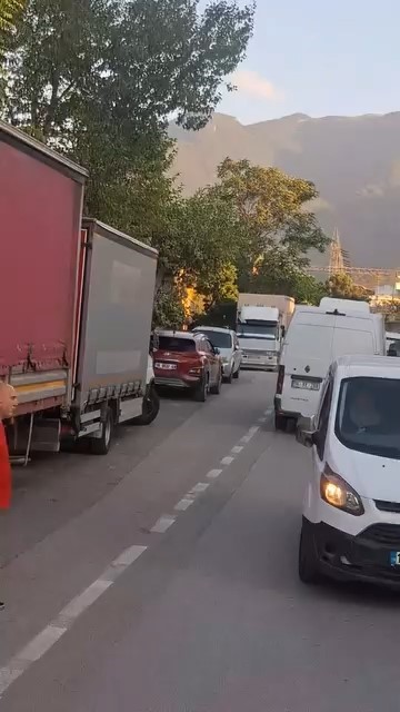 Bursa’da otobüs şoförü ile sürücü arasında ters yön tartışması