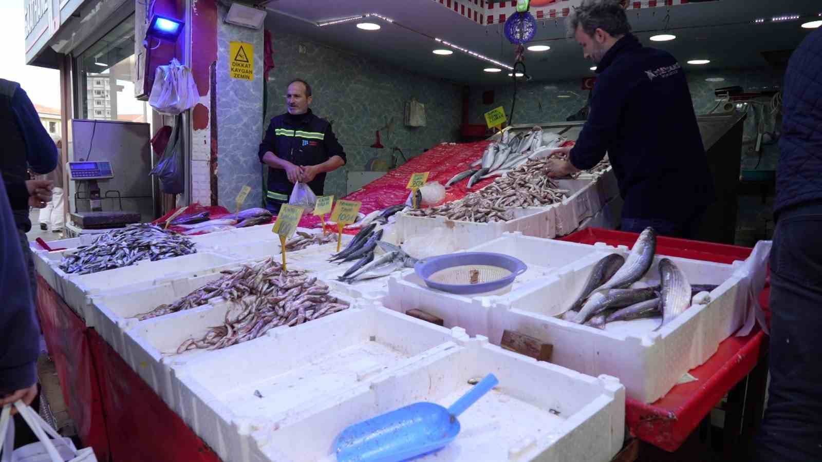 Karadeniz’deki olumsuz hava balık tezgahlarını etkiledi