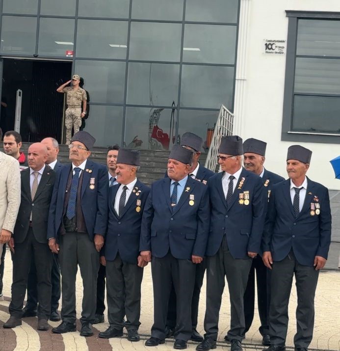 Valiye şemsiye var, gazilere yok