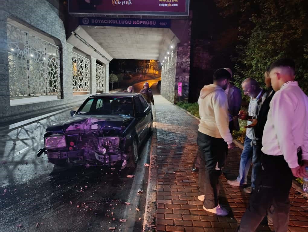 Bursa’da alkollü Mercedes araç sürücüsü, elektrik direğine çarpıp olay yerinden kaçtı