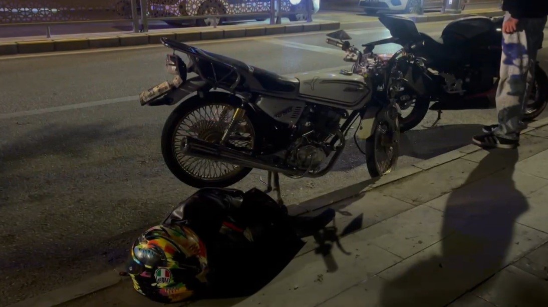 Erzincan’da motosiklet yayaya çarptı: 2 yaralı
