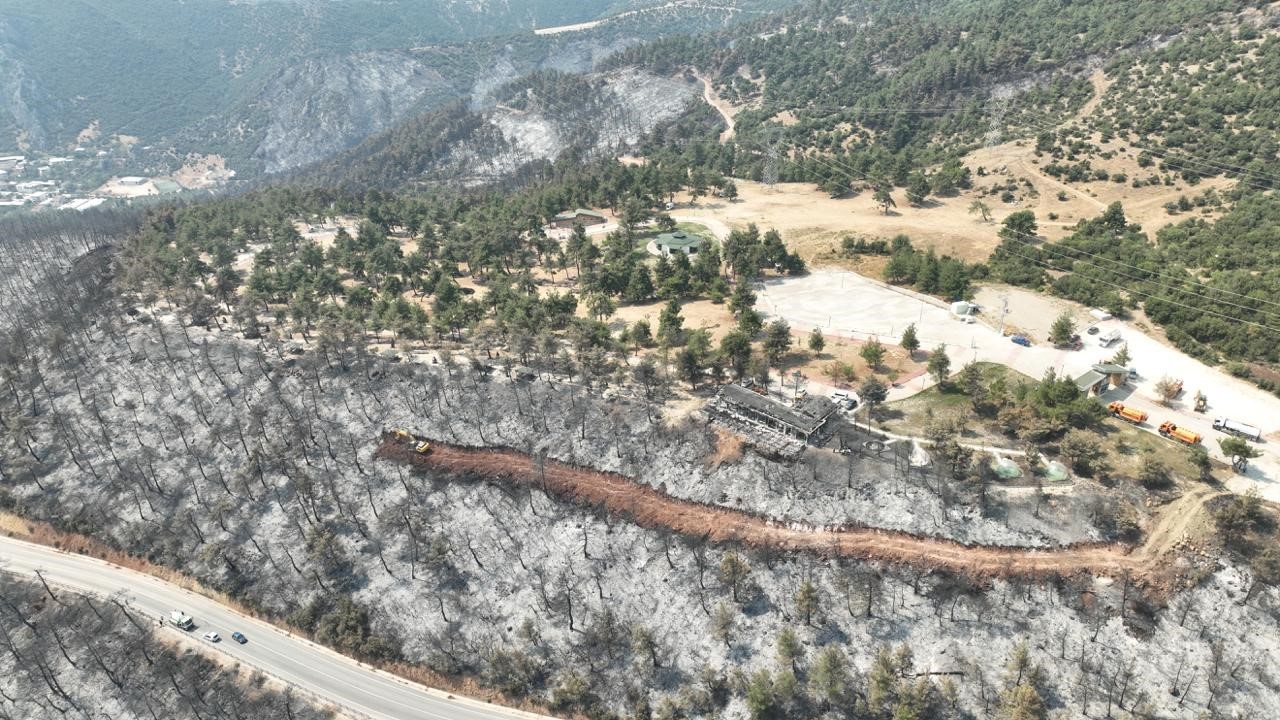 ’İlk dersim yeşil vatan’ yanan ormanda gerçekleşti