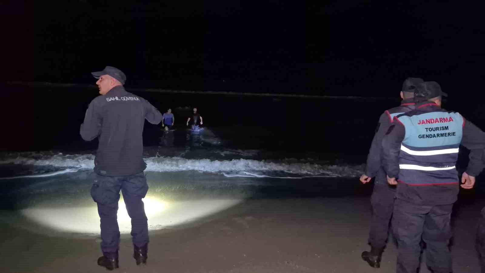 Bartın’da elbiseleri ile denize giren şahıs ekipleri harekete geçirdi
